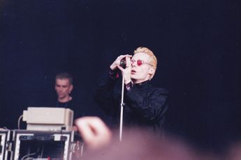 Ravey Davey and Andrew Eldritch on stage in Ochtrup in 1996.jpg